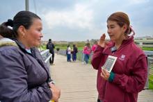 Dos mujeres hablando