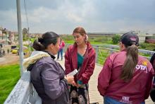 Varias mujeres hablando