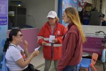 Varias mujeres hablando
