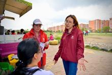 Varias mujeres hablando