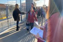 Varias mujeres hablando