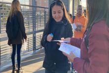 Varias mujeres hablando