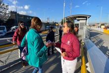 Varias mujeres hablando
