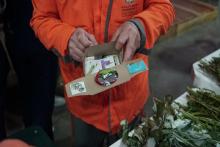 Hombre con un invento en sus manos