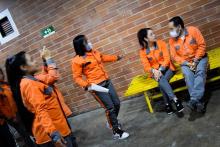 Hombres y mujeres hablando