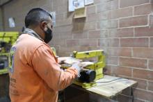 Hombre realizando actividad de carpintería