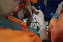 Hombre realizando una actividad manual