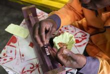 Hombre realizando una actividad manual