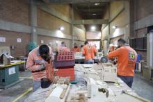 Hombres realizando actividades manuales