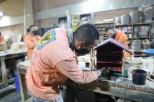 Hombres realizando actividades manuales