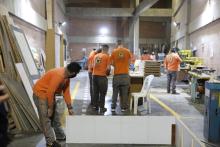 Hombres realizando actividades manuales