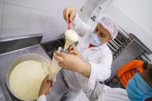 Hombre realizando actividad de repostería