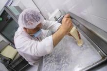 Hombre realizando actividad de repostería