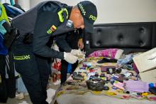 Policía revisando objetos en una habitación