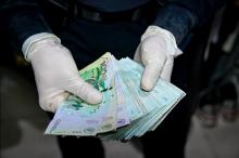 Hombre con dinero en la mano