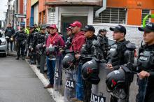 Policía y funcionarios de la policía en la calle