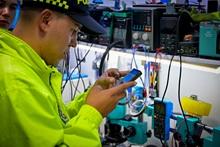 Policía revisando un celular
