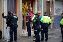 Policía y funcionarios de la policía en la calle
