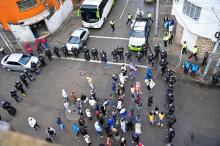 Policía y funcionarios de la policía en la calle
