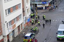 Policía y funcionarios de la policía en la calle