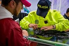 Policía revisando un celular
