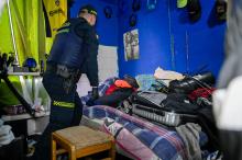 Policía revisando una habitación
