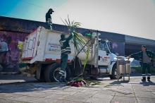 Varios hombres en un camión de basura
