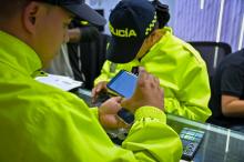 Policías revisando un celular