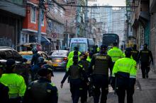 Policías caminando por la calle
