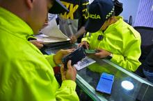 Policías revisando un celular