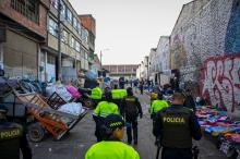 Policías caminando por la calle