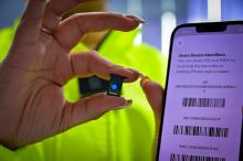 Policía con una sim card en la mano