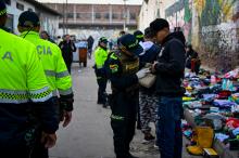 Policías caminando por la calle