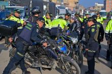 Policías revisando varias motos