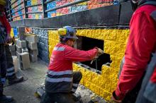 Hombre sellando un hueco de un puente