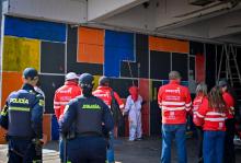 Varias personas embelleciendo fachada de un puente