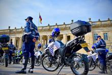 Varios agentes de tránsito junto a varias motocicletas