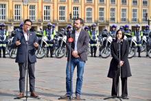 Varias personas en una rueda de prensa