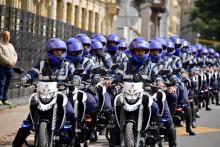 Varios agentes de tránsito junto a varias motocicletas