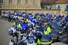 Varios agentes de tránsito junto a varias motocicletas