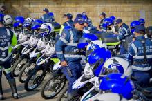 Varios agentes de tránsito junto a varias motocicletas