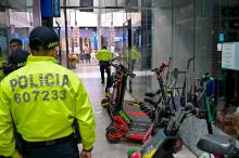 Dos policías es un establecimiento de comercio de patinetas