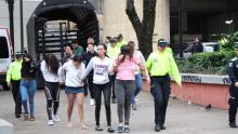 Hombres y mujeres capturadas junto a dos policías