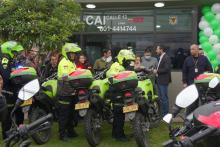 Varias personas hablando en un centro de atención inmediata CAI