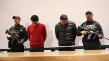 Dos hombres capturados junto a dos policías