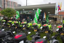 Varios policías y motos nuevas