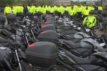 Varios policías con motos varias nuevas