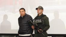 Un hombre capturado con un policía