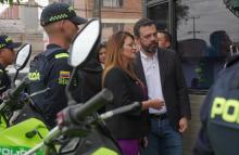 Varias personas hablando en un centro de atención inmediata CAI