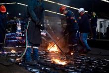 Hombres con armas próximas a destruir en el piso